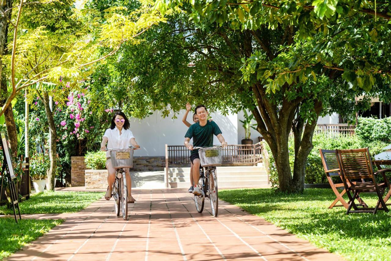 Rivertown Hoi An Resort & Spa Zewnętrze zdjęcie Students on bicycles