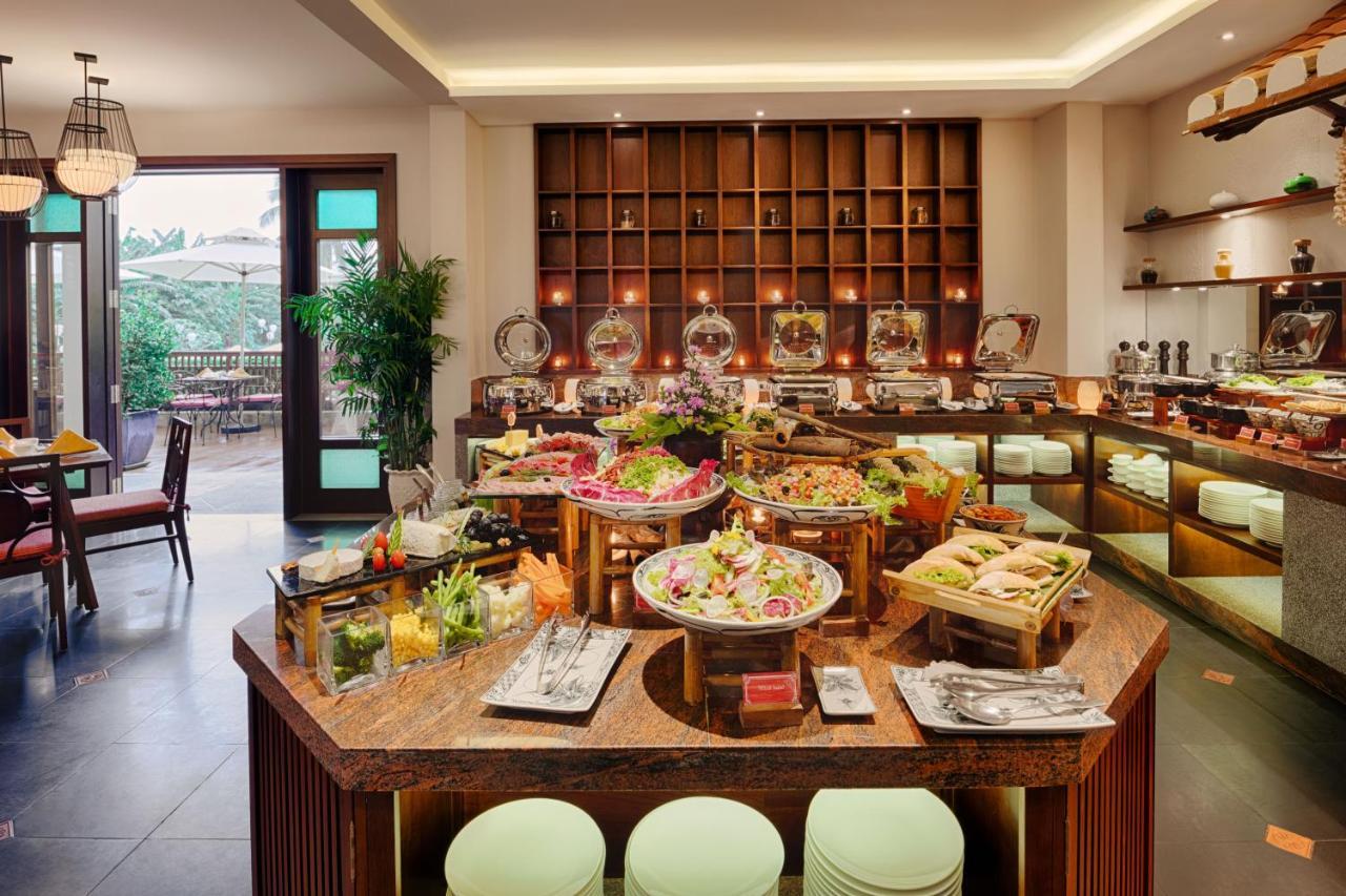 Rivertown Hoi An Resort & Spa Zewnętrze zdjęcie A buffet at a hotel