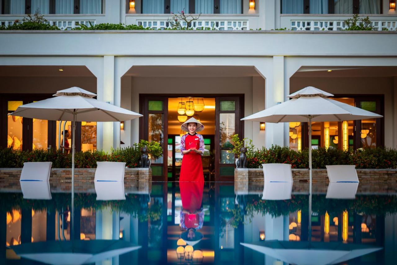 Rivertown Hoi An Resort & Spa Zewnętrze zdjęcie A Vietnamese woman in traditional dress
