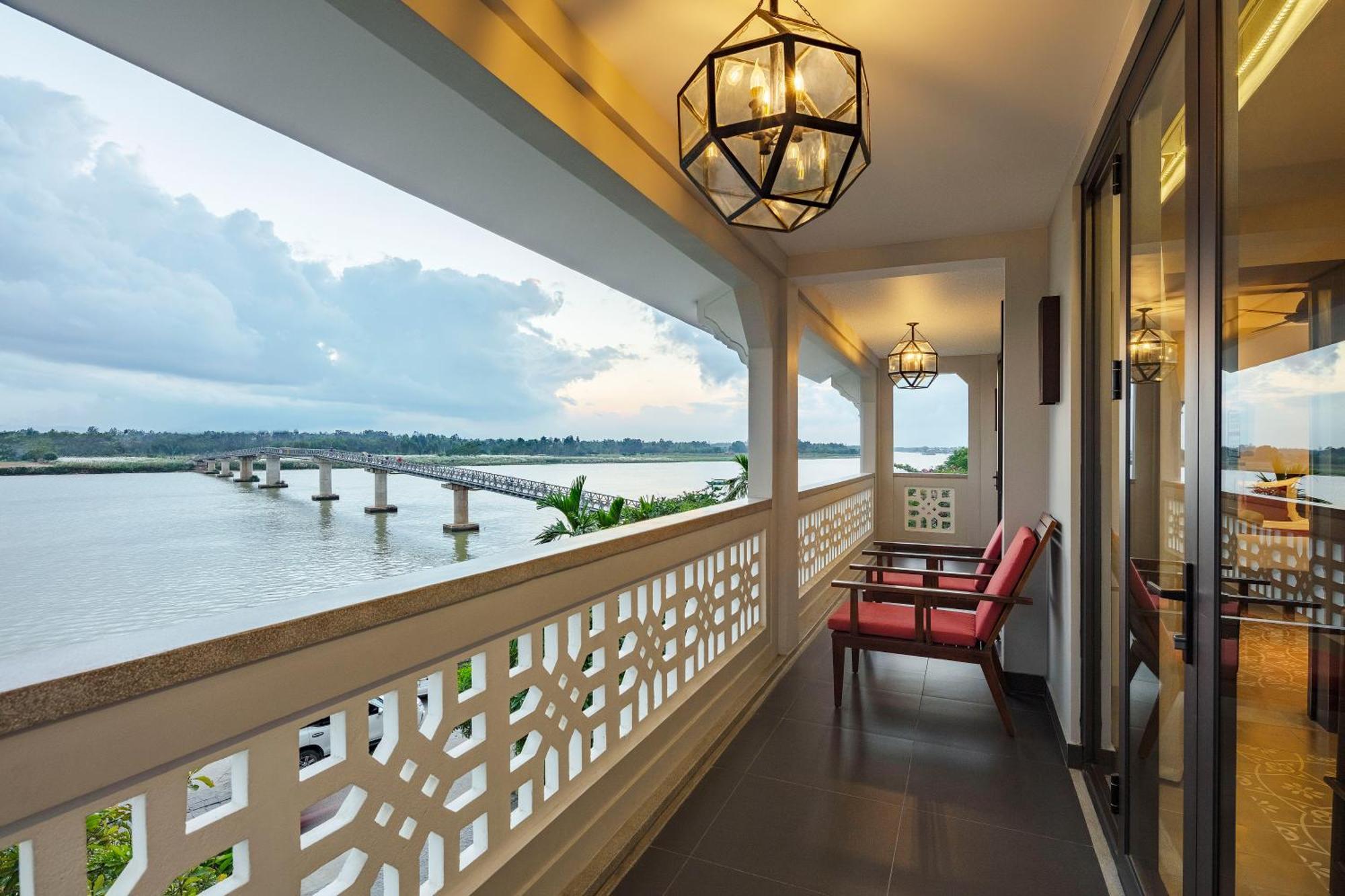 Rivertown Hoi An Resort & Spa Zewnętrze zdjęcie A balcony at the hotel
