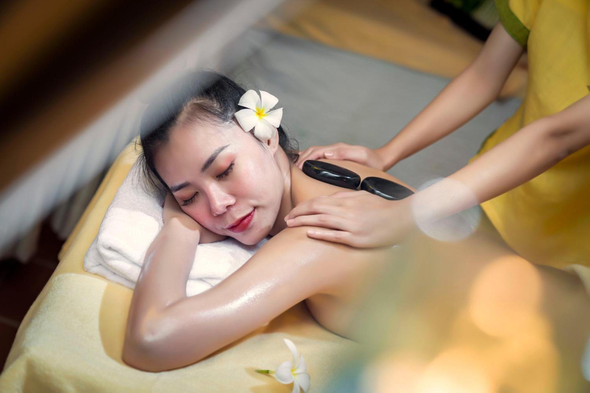 Rivertown Hoi An Resort & Spa Zewnętrze zdjęcie Hot stone massage