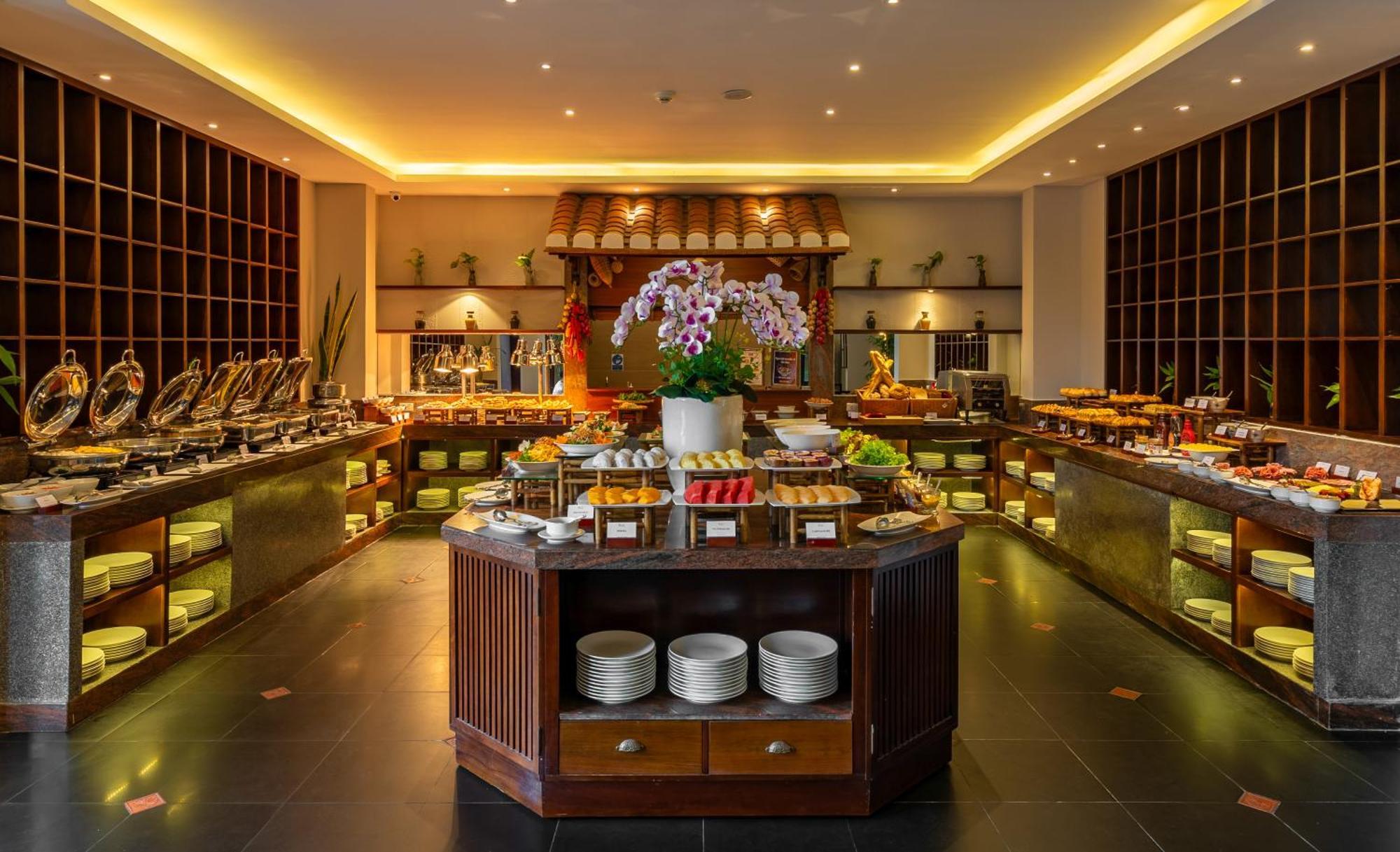 Rivertown Hoi An Resort & Spa Zewnętrze zdjęcie The buffet at the restaurant