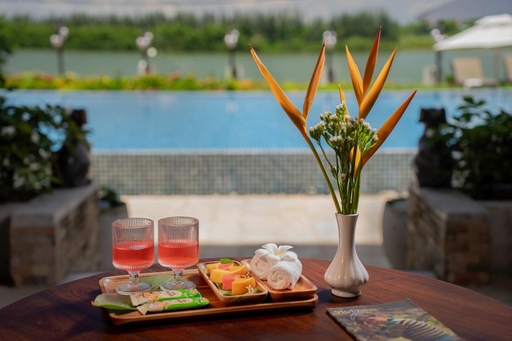 Rivertown Hoi An Resort & Spa Zewnętrze zdjęcie The pool at the hotel